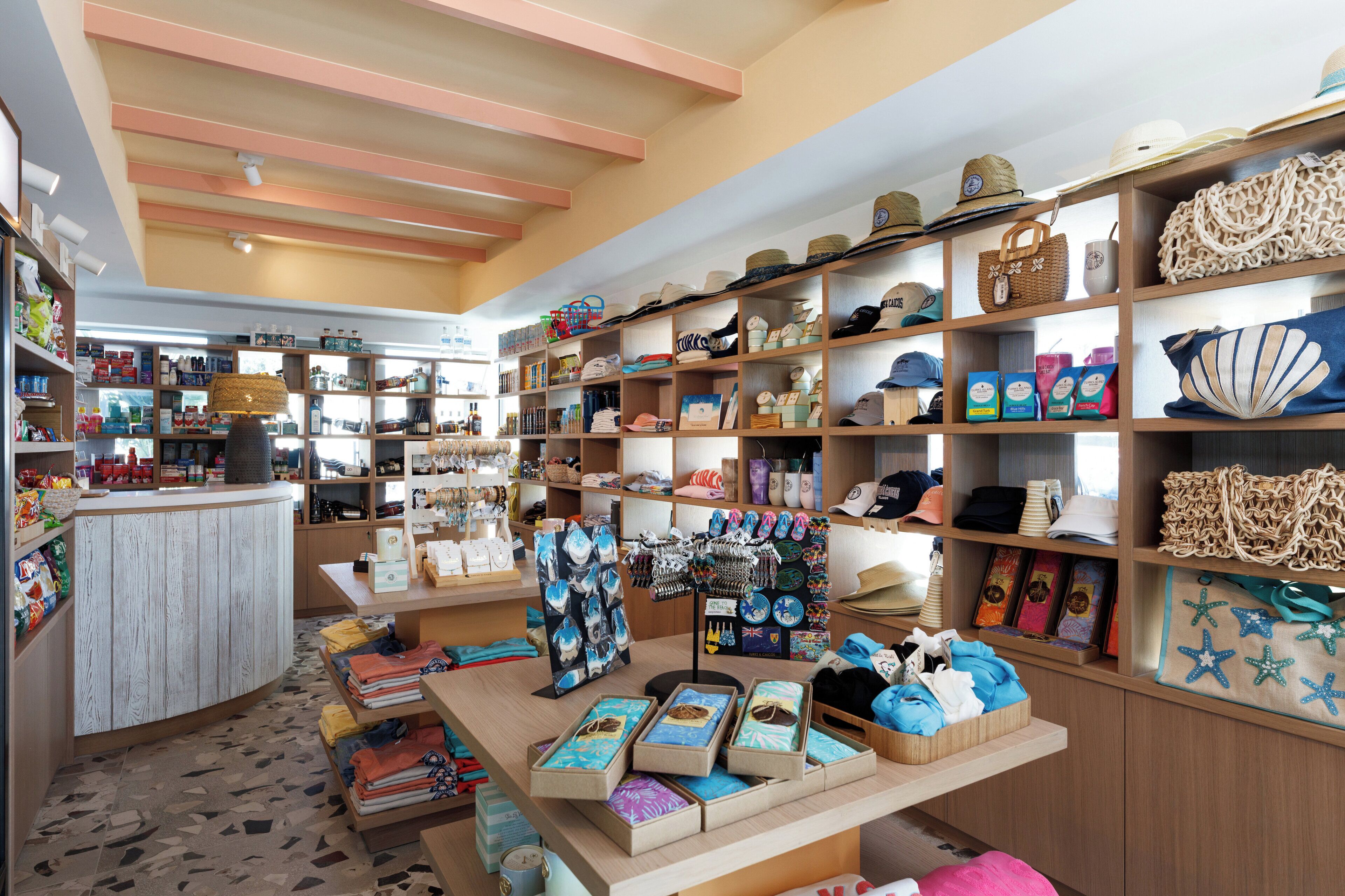 Una tienda boutique con estantes llenos de sombreros, bolsos y accesorios.