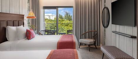 Habitación de hotel con dos camas, un banco, un televisor y un balcón con vistas.