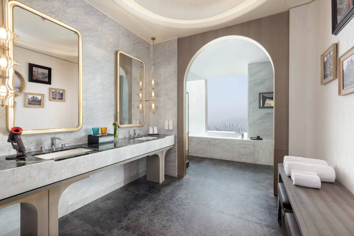 Suite, varias camas (Ambassador) | Ropa de cama de alta calidad, colchones viscoelásticos, minibar