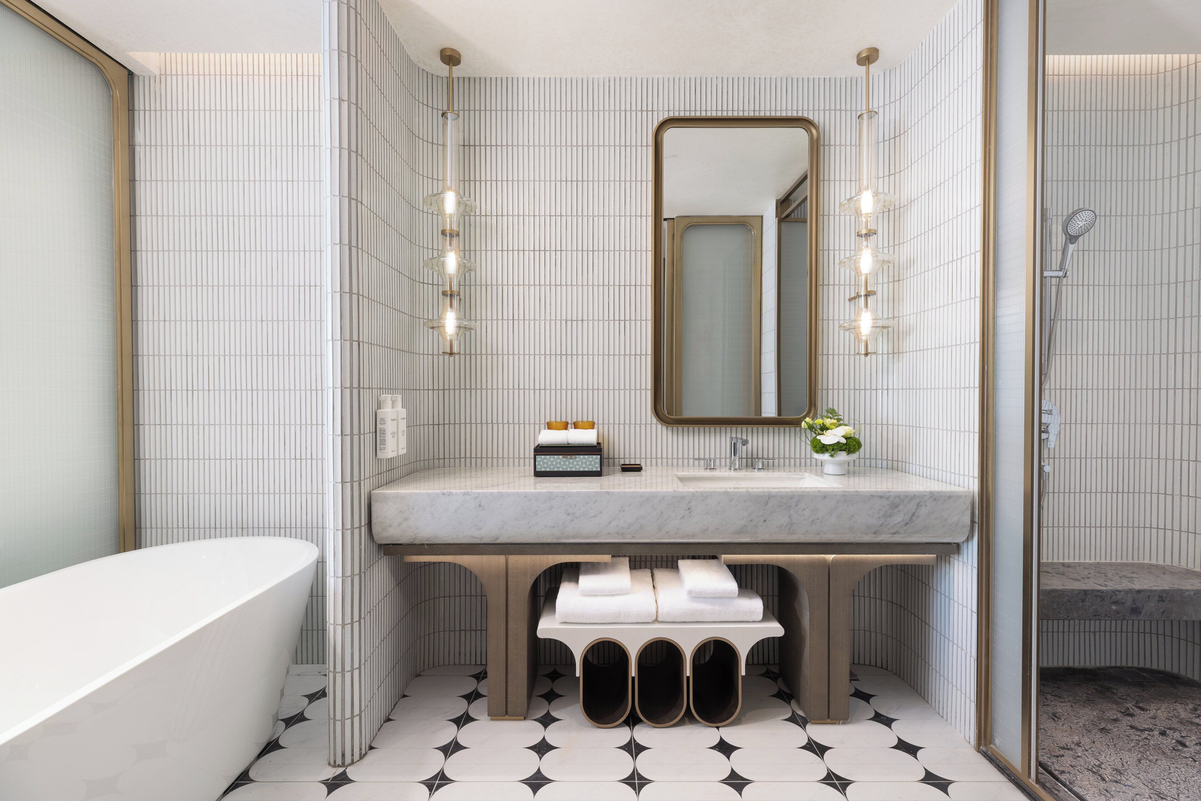 Hochwertige Bettwaren, Betten mit Memory-Foam-Matratzen, Minibar