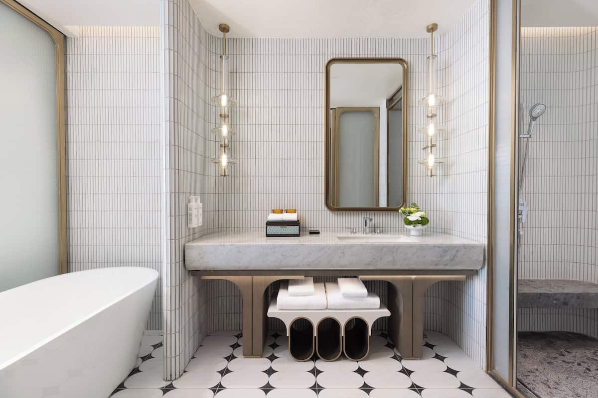 Hochwertige Bettwaren, Betten mit Memory-Foam-Matratzen, Minibar