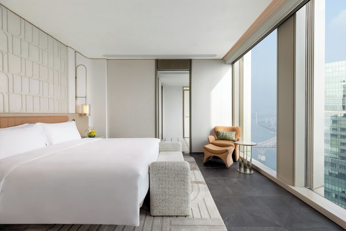 Suite, 1 Bedroom (Chaotianmen View) | Premium bedding, memory foam beds, minibar, in-room safe