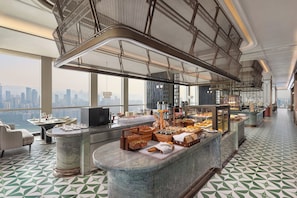 Daily buffet breakfast (CNY 208 per person)