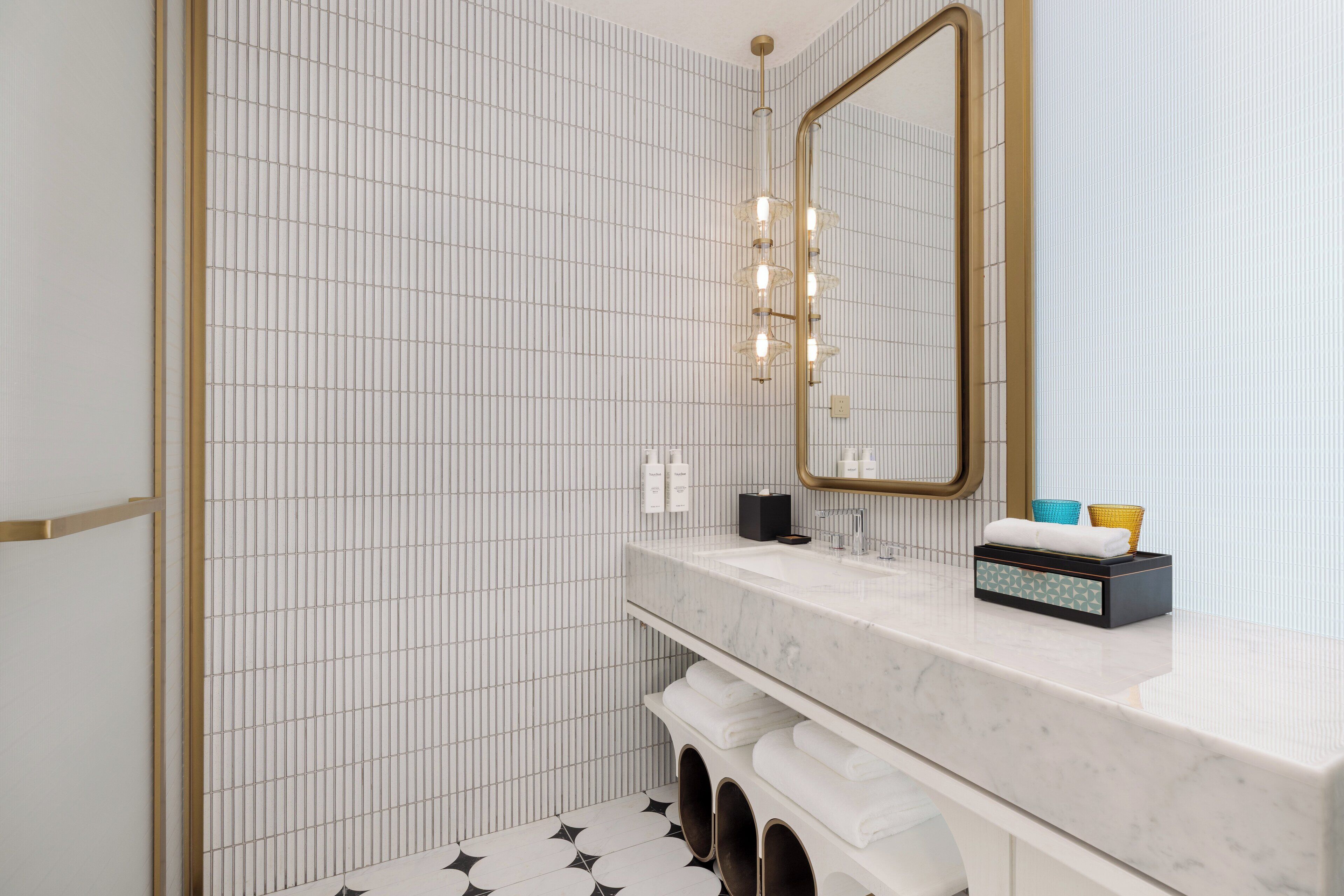 Hochwertige Bettwaren, Betten mit Memory-Foam-Matratzen, Minibar