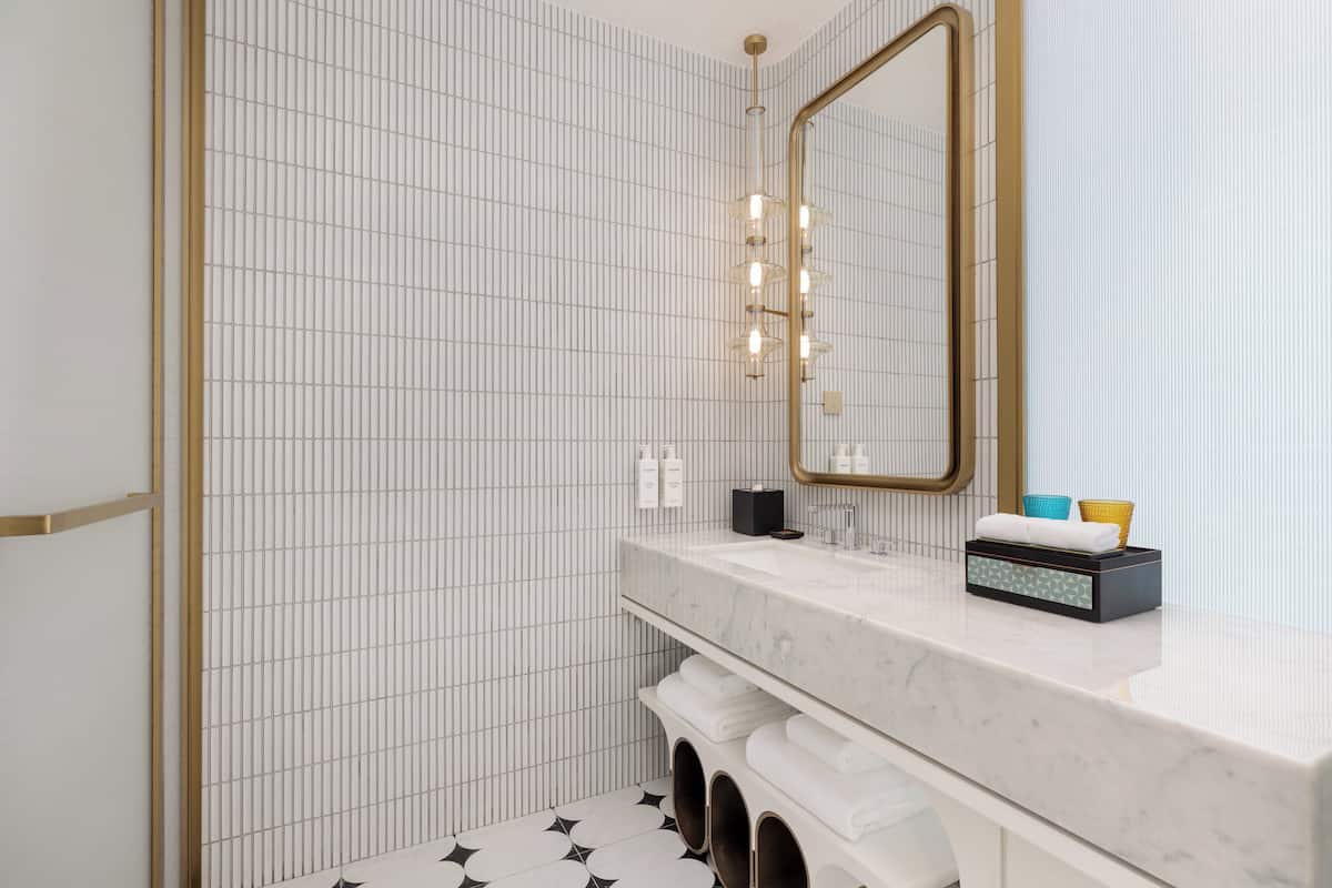 Hochwertige Bettwaren, Betten mit Memory-Foam-Matratzen, Minibar