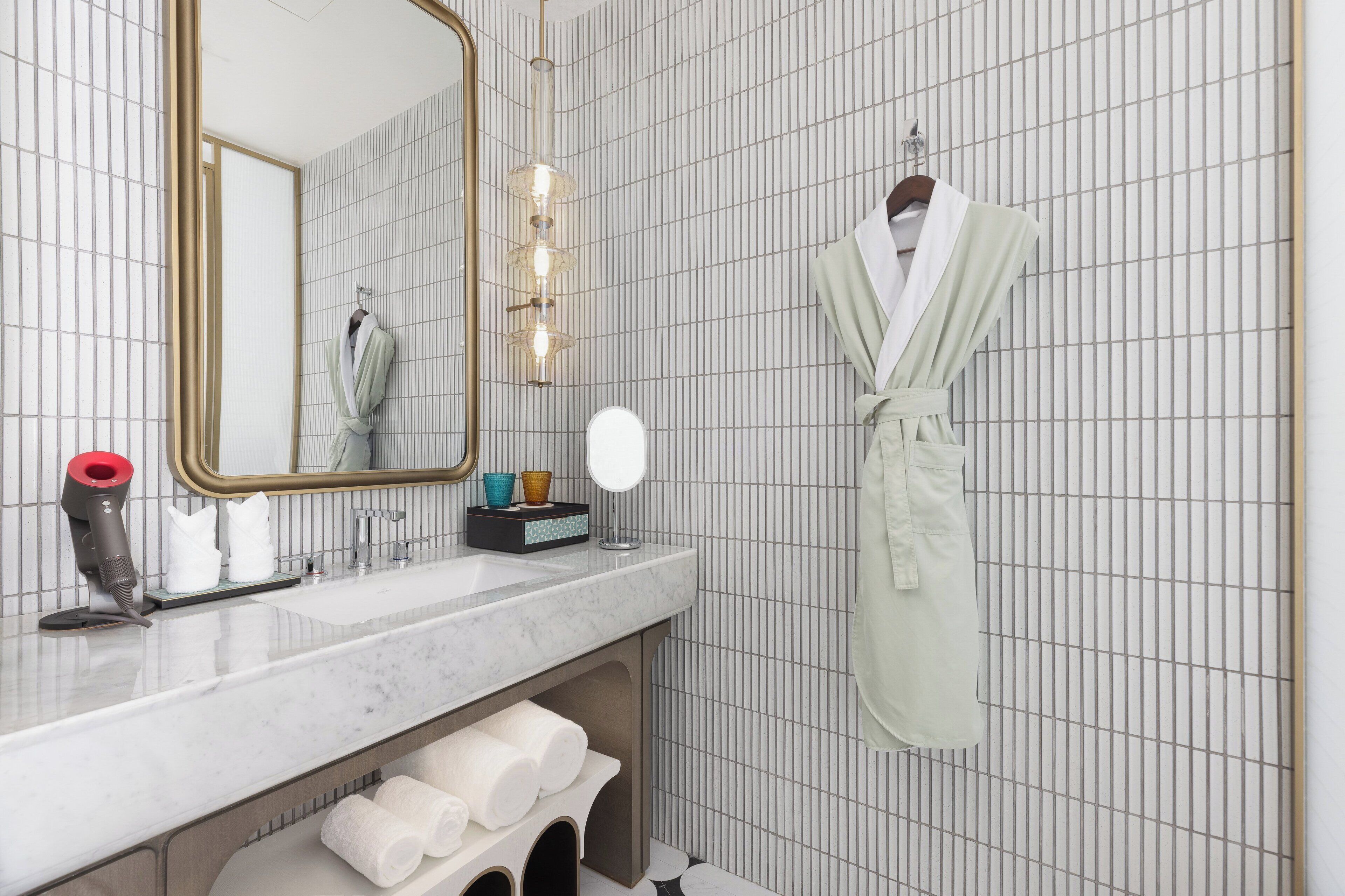 Bộ đồ giường cao cấp, nệm cao su hoạt tính (memory foam), minibar 