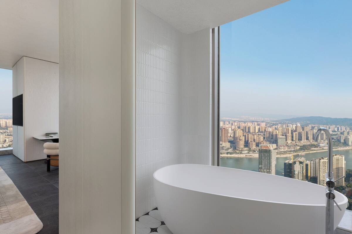 Suite, 1 cama de matrimonio grande (Chaotianmen View) | Baño | Bañera profunda y cabezal de ducha tipo lluvia