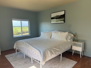 3 soverom, skrivebord, strykejern/-brett og reiseseng for barn