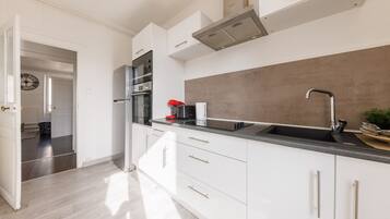 Réfrigérateur, micro-ondes, four, cafetiÚre/bouilloire