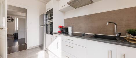 Kühlschrank, Mikrowelle, Ofen, Wasserkocher mit Kaffee-/Teezubehör