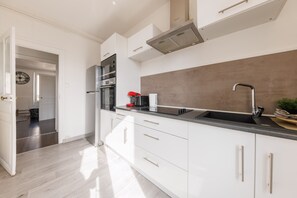 Fridge, microwave, oven, coffee/tea maker