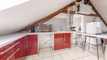 Réfrigérateur, micro-ondes, cafetiÚre/bouilloire, grille-pain