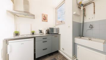 Réfrigérateur, micro-ondes, cafetiÚre/bouilloire