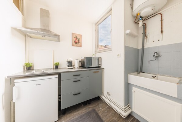 Fridge, microwave, coffee/tea maker, cookware/dishes/utensils