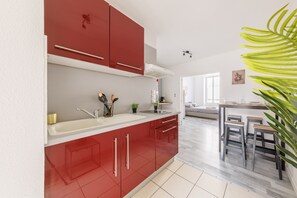 Fridge, microwave, oven, coffee/tea maker