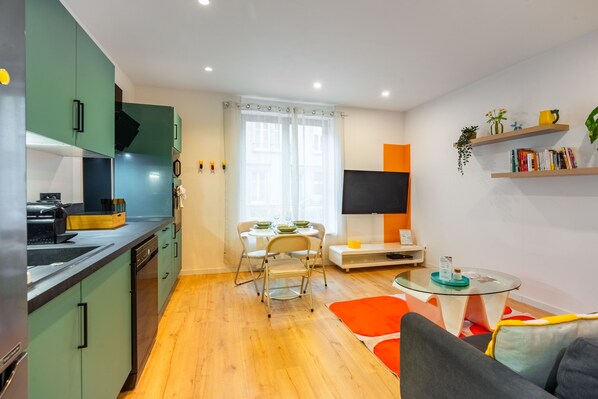 Fridge, microwave, oven, dishwasher