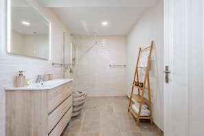 Shower, hair dryer, towels