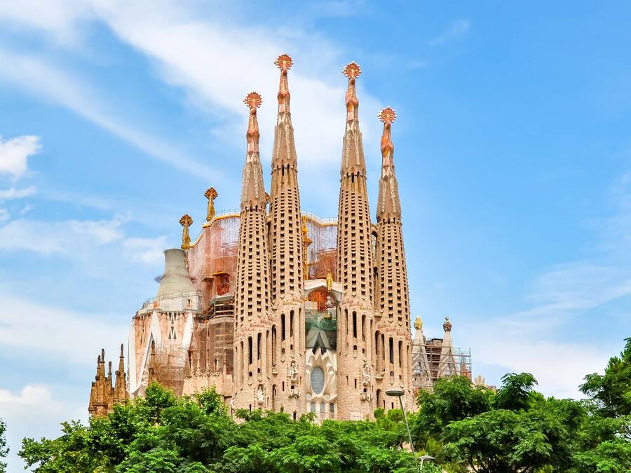 Un edificio grande y ornamentado con múltiples agujas y detalles arquitectónicos elaborados.