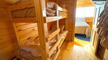 Log Cabin Tiny Home | Premium bedding, down duvets, iron/ironing board, free WiFi