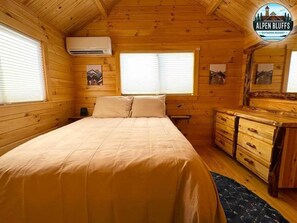 Family Cabin | Premium bedding, down comforters, iron/ironing board, free WiFi