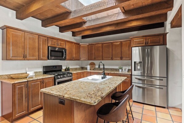 ثلاجة، ميكروويف، فرن، موقد طهي مسطح