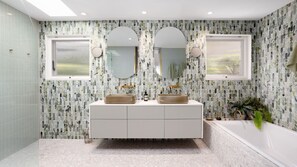 Douche, séchoir à cheveux, serviettes fournies