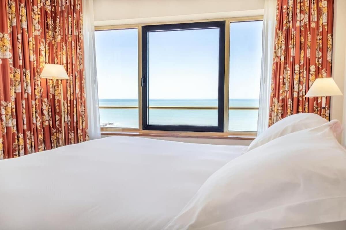 Executive Suite | Desk, WiFi (free), bed sheets