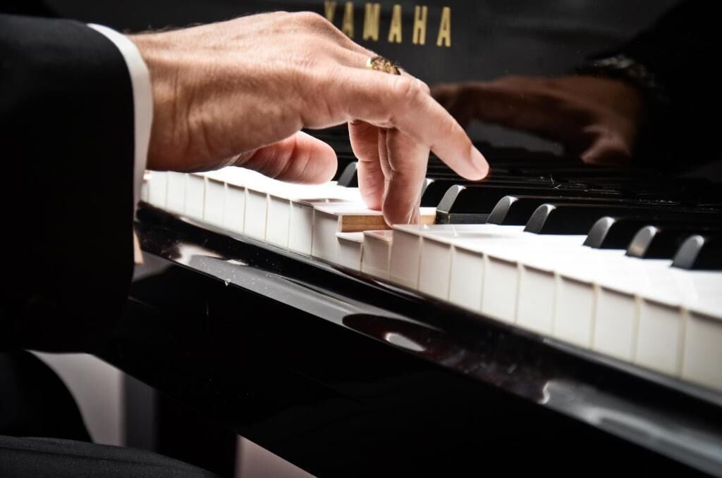 Manos tocando un piano.