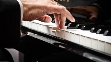Manos tocando un piano.