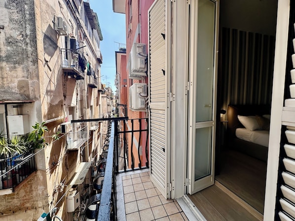 Habitación cuádruple clásica, vistas a la ciudad | Balcón