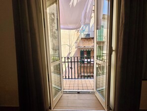 Klassieke vierpersoonskamer, uitzicht op stad | Balkon