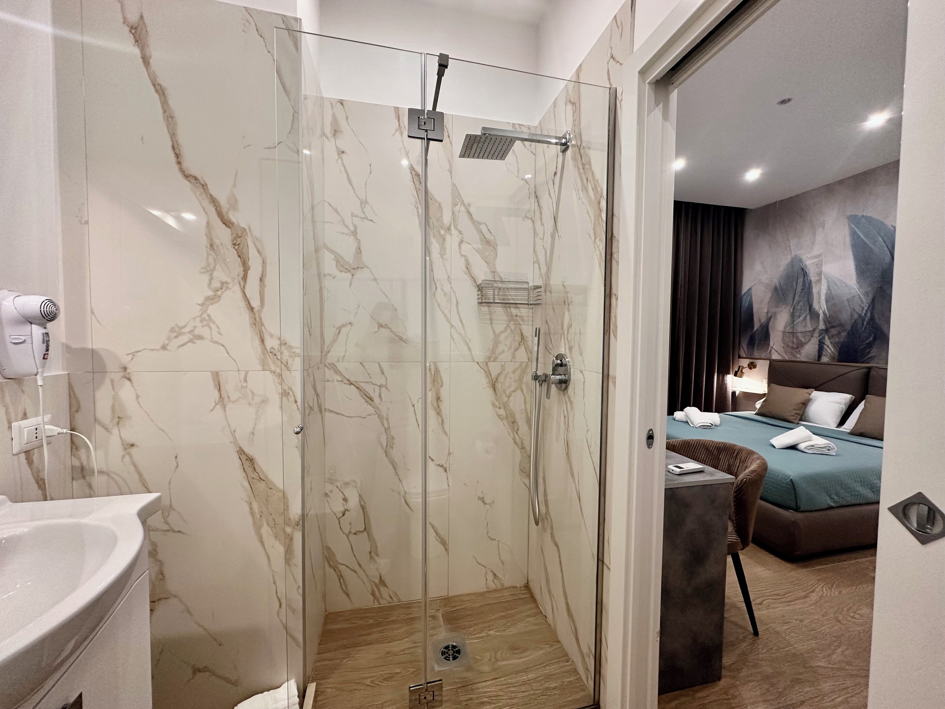 Chambre Deluxe, vue ville | Salle de bain | Douche, sèche-cheveux, bidet, serviettes fournies