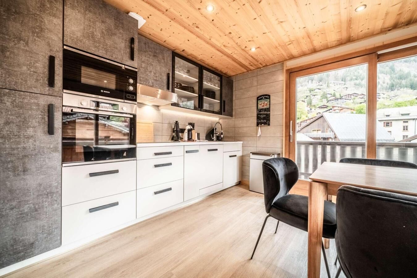 Réfrigérateur, micro-ondes, four