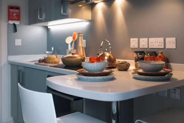 Studio, Non Smoking | In-room dining