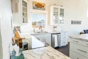 雪櫃、微波爐、焗爐、爐具