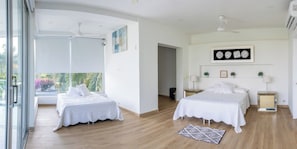 Deluxe-Vierbettzimmer, Balkon | Verdunkelungsvorhänge, Bügeleisen/Bügelbrett, kostenloses WLAN