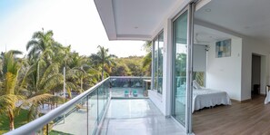 Quarto quádruplo luxo, sacada | Cortinas blackout, ferros/tábuas de passar roupa, Wi-Fi de cortesia