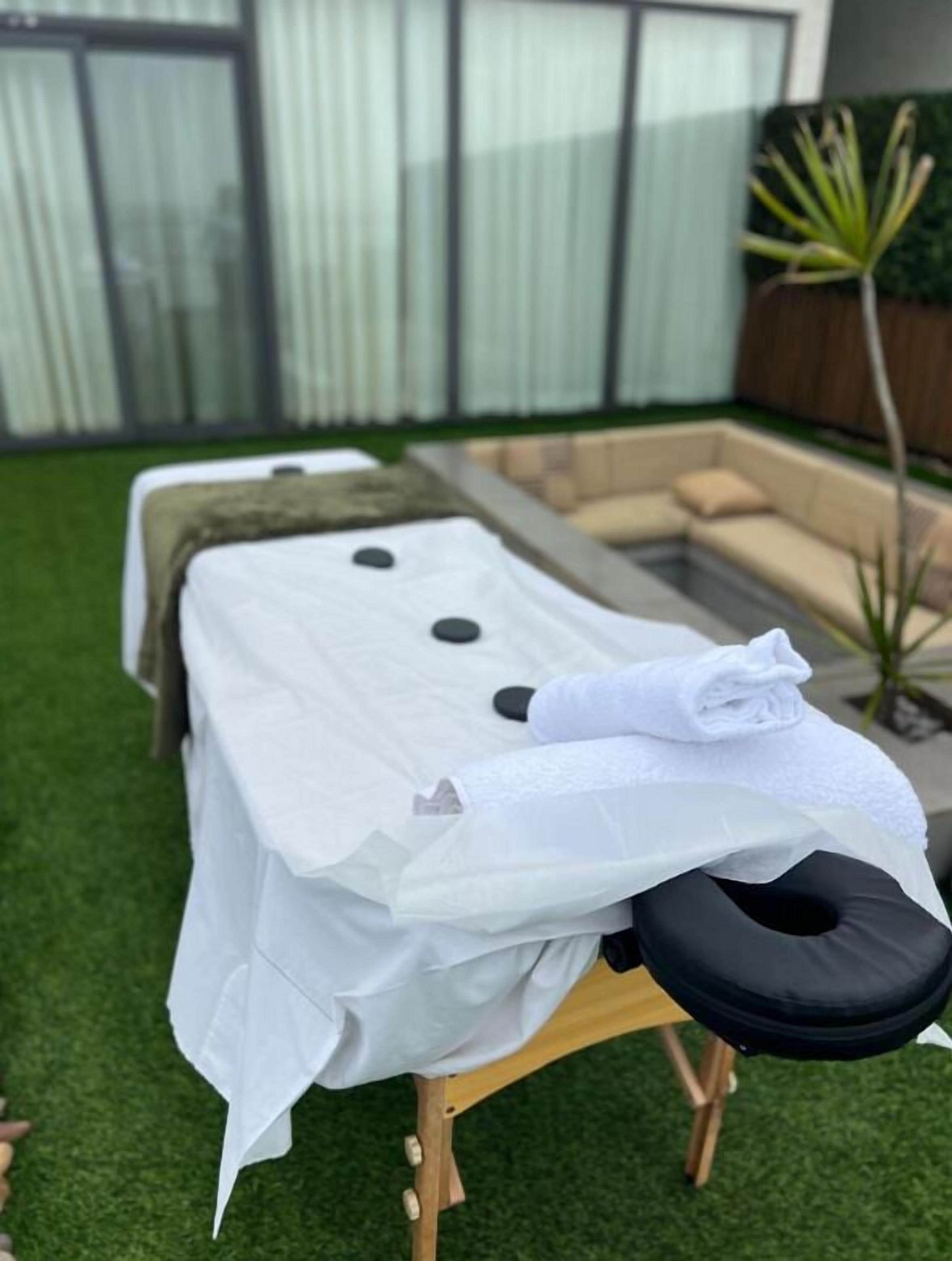 Deep-tissue massages, Thai massages