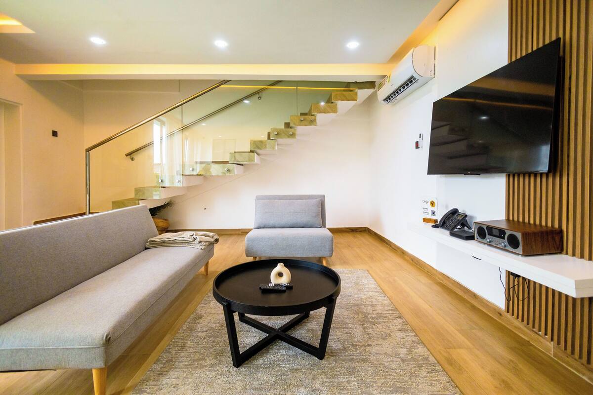 Presidential Suite, Balcony, Beach View | Living area | 55-inch Smart TV with satellite channels, fireplace, Netflix