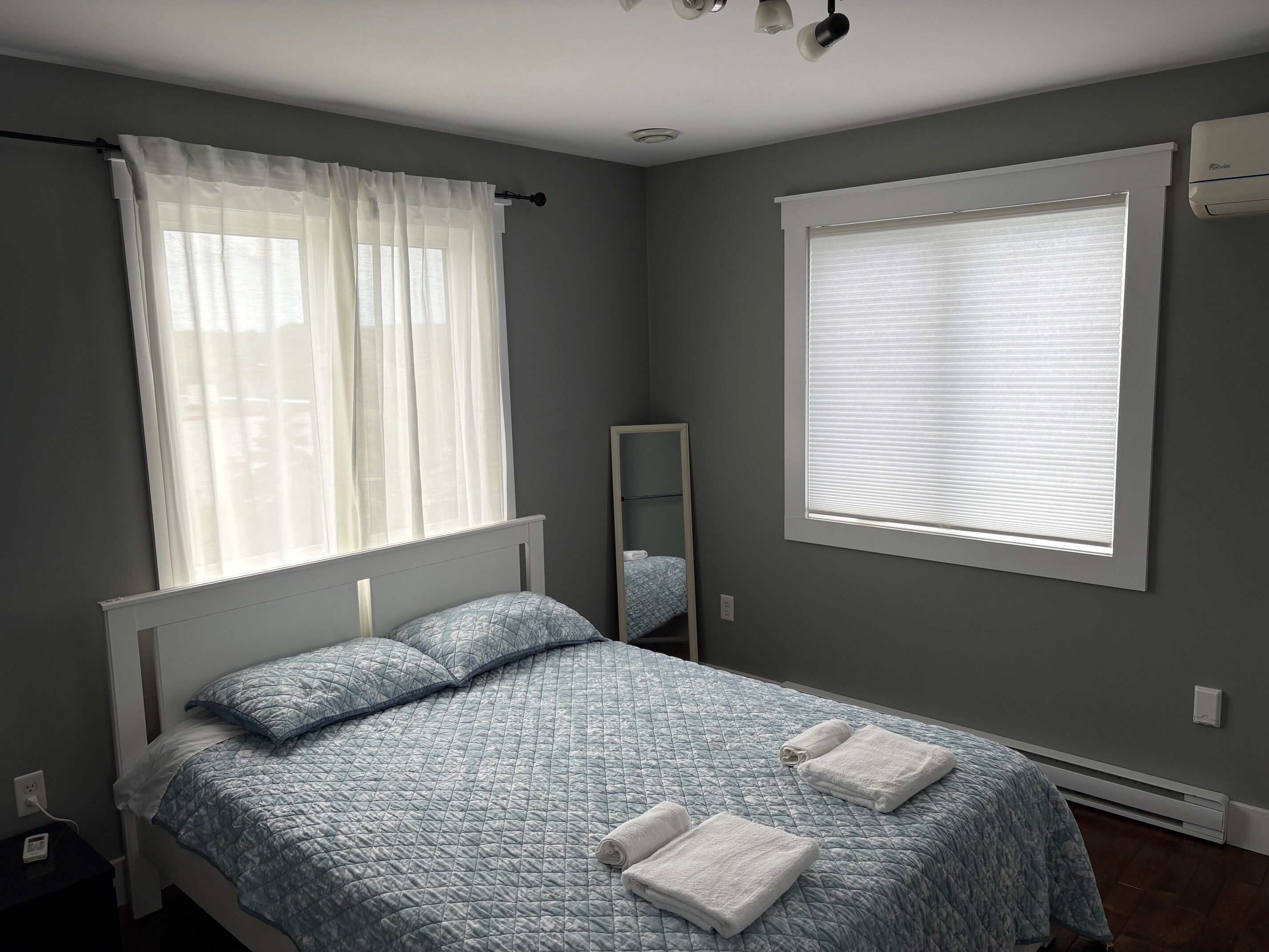 2 عدّة غرف نوم ومكواة/لوح كي وواي فاي مجانًا وملاءات أسرّة