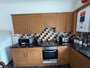 Fridge, microwave, oven, stovetop - 3BR-Sleep 10– Near Stadium,Centre & M-Links - Contractors / Corporate & Families (Leeds)