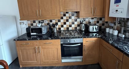 3BR-Sleep 10â Near Stadium,Centre & M-Links - Contractors / Corporate & Families