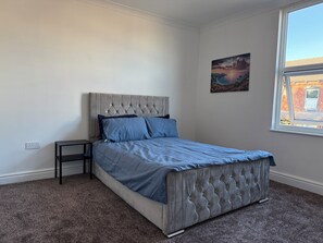 3 bedrooms, iron/ironing board, free WiFi, bed sheets - 3BR-Sleep 10– Near Stadium,Centre & M-Links - Contractors / Corporate & Families (Leeds)