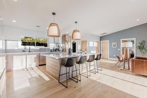 Microonde, forno, piano cottura, lavastoviglie