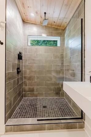 Een douche, een haardroger, handdoeken, zeep