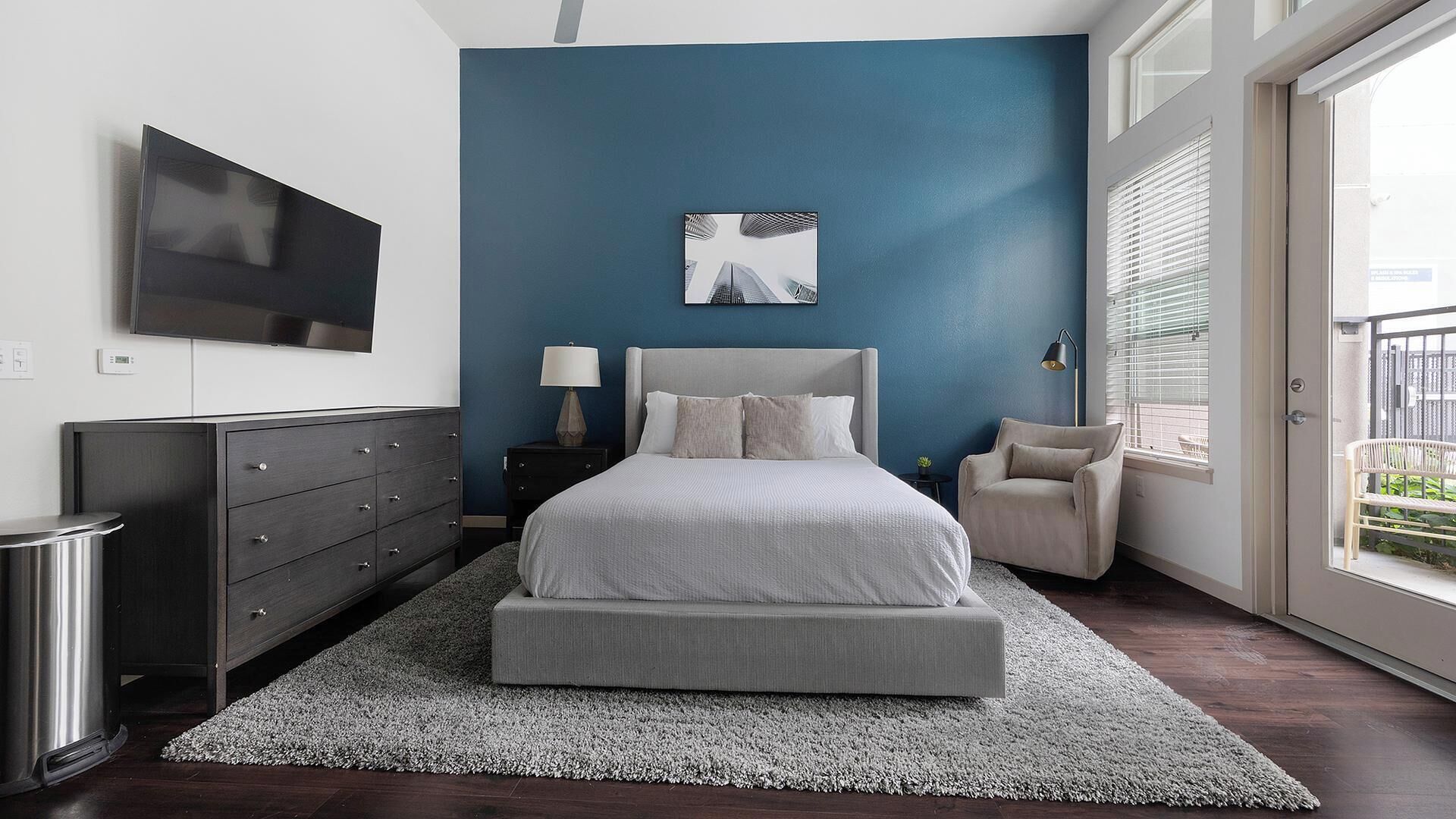 Desk, iron/ironing board, WiFi, bed sheets