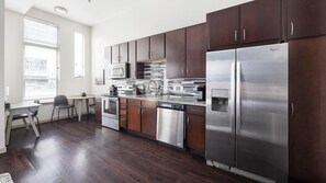 Kjøleskap og spisebord