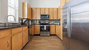 Kjøleskap og spisebord