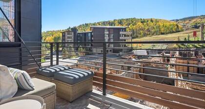 Charlie's Slopeside: Ski-In/Out, Sleeps 7, Snowmass Base Village, Pool + Waterslide, Walk to Dining