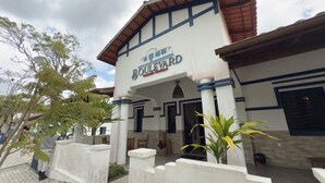 Un immeuble sur lequel on peut lire l’inscription : « Boulevard Boutique Hotel ».